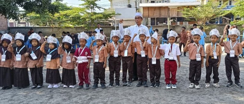 Foto Bersama Kepsek H. Husnan Hudaini & 18 Siswa Baru Peserta MPLS 2026 di SDN 2 Mamben Daya, pada Rabu (15/7/2026) (Dok. Pribadi) Foto Bersama Kepsek H. Husnan Hudaini & 18 Siswa Baru Peserta MPLS 2026 di SDN 2 Mamben Daya, pada Rabu (15/7/2026) (Dok. Pribadi)